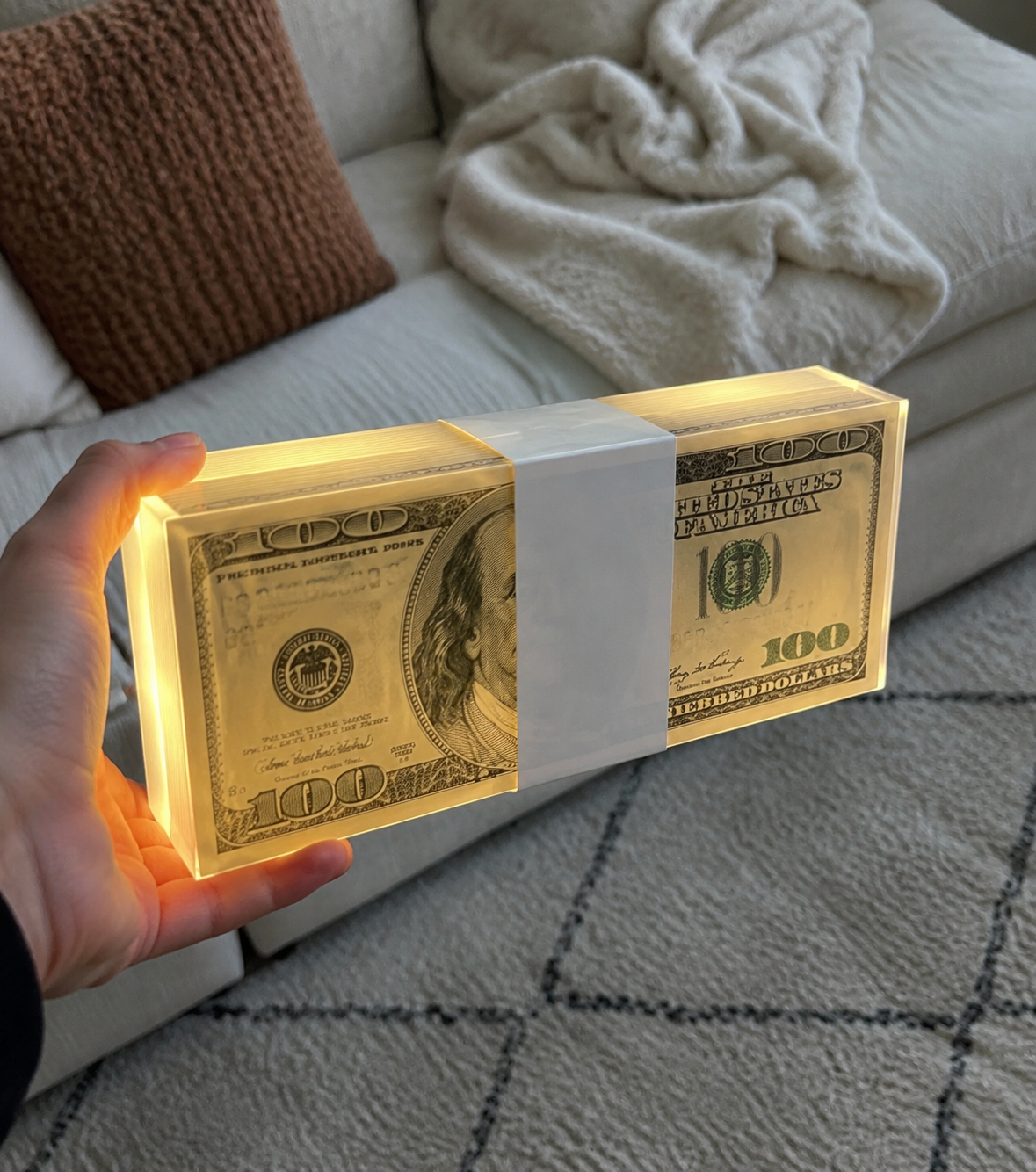 Liasse lumineuse Money Stack tenue en main